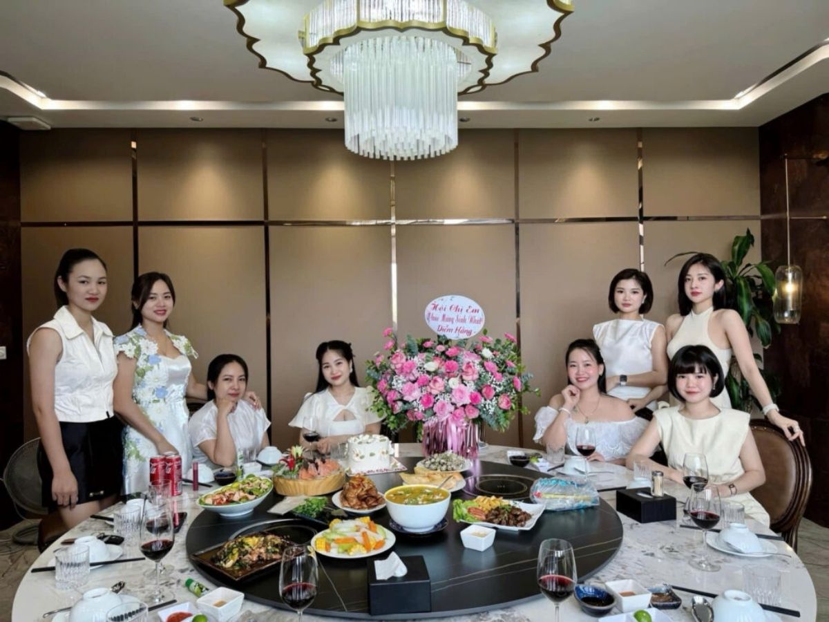Khi đi cùng nhóm đông hoặc vào dịp lễ, hè, việc đặt bàn trước là rất cần thiết.