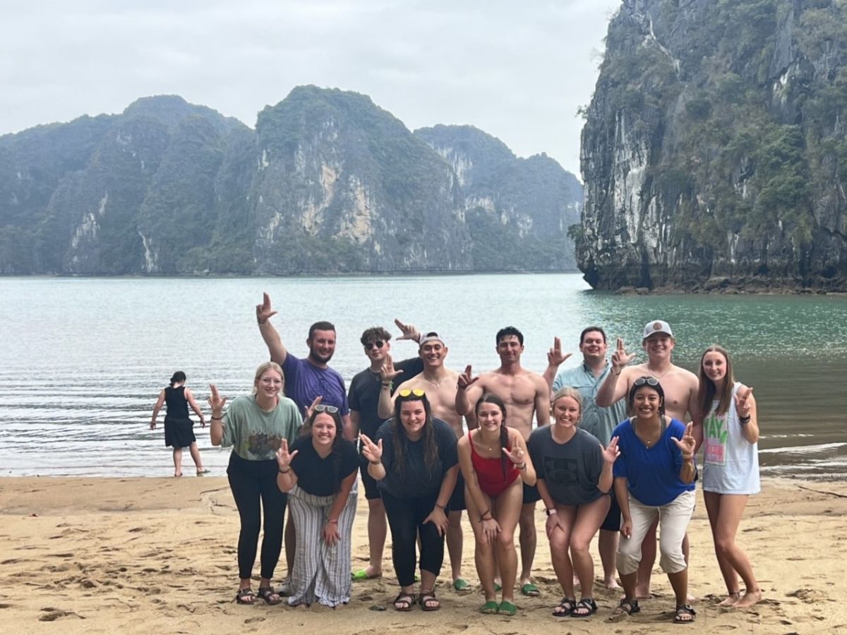 Chọn trang phục nhẹ nhàng, thoáng mát sẽ giúp chuyến đi đảo Phất Cờ Vân Đồn thêm phần dễ chịu.