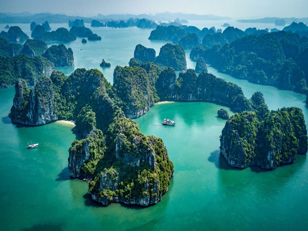 Giữa làn nước trong xanh của Vịnh Bái Tử Long, đảo Phất Cờ Vân Đồn tọa lạc tại thôn 2, đặc khu Vân Đồn.