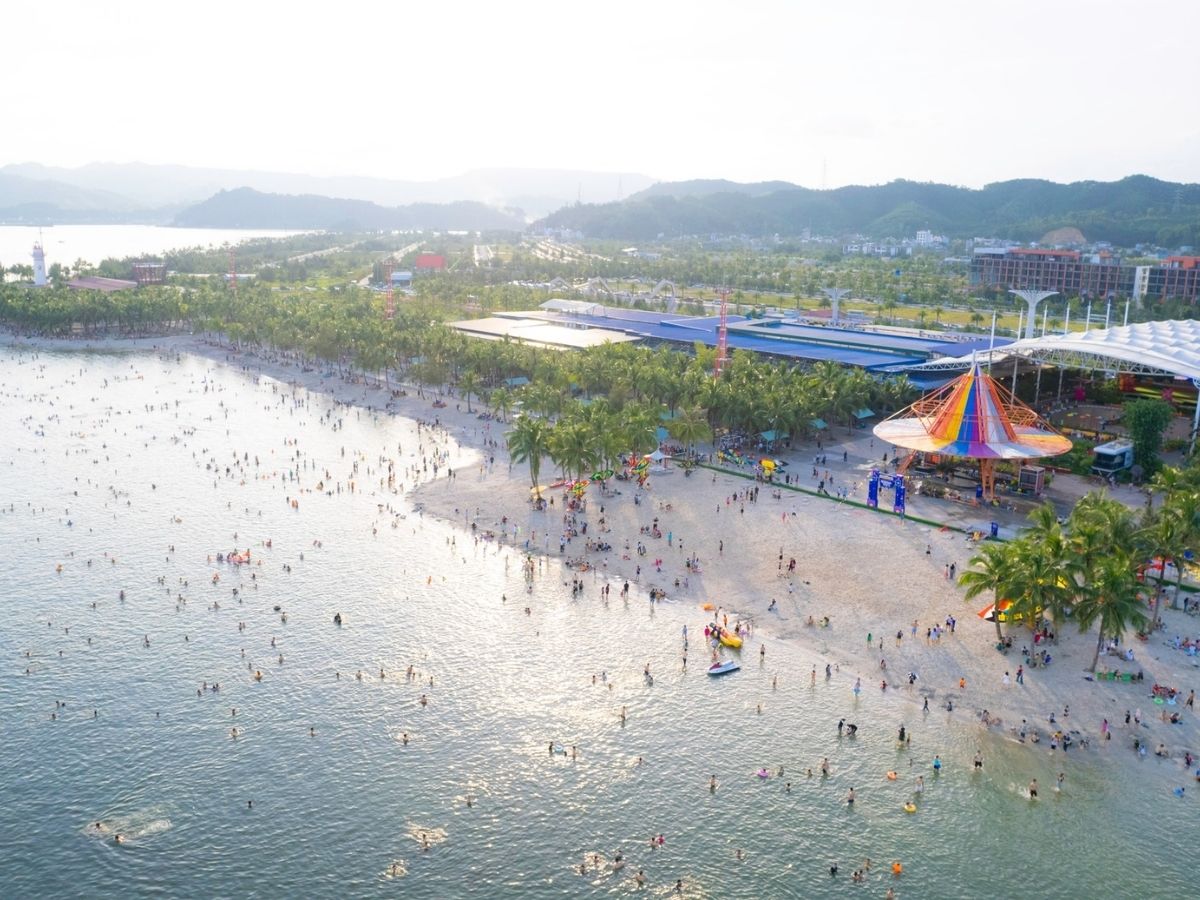 Bãi biển dài 3 km tại Khu du lịch Phương Đông Vân Đồn nổi bật với không gian mở rộng lớn và tầm nhìn thẳng ra vịnh Bái Tử Long.