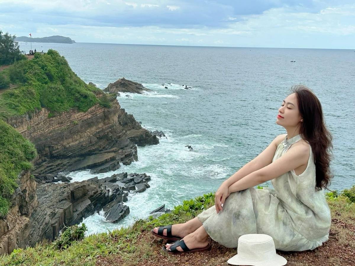Với khung cảnh thiên nhiên độc đáo, bãi đá Cầu Mỵ Cô Tô là điểm chụp ảnh lý tưởng cho du khách yêu thích khám phá và lưu giữ khoảnh khắc đẹp.