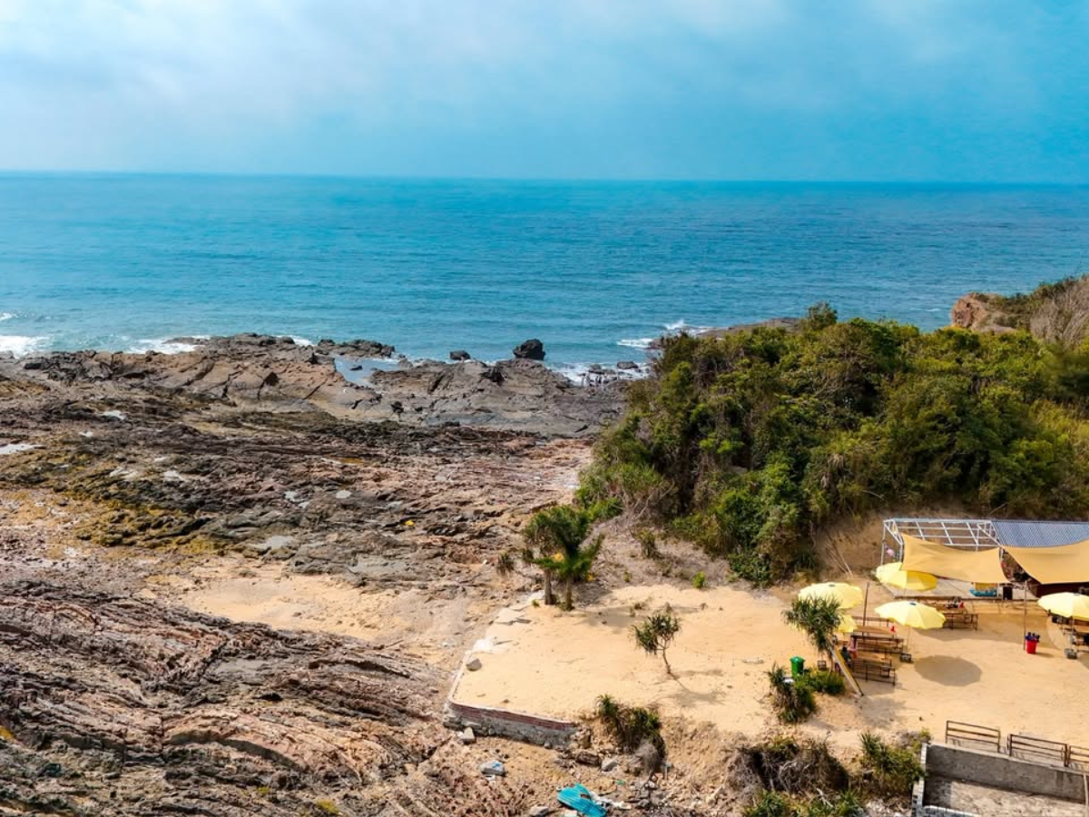 Bãi đá Vòm Xi nằm ở phía Nam đảo Cô Tô, cách trung tâm thị trấn không xa.