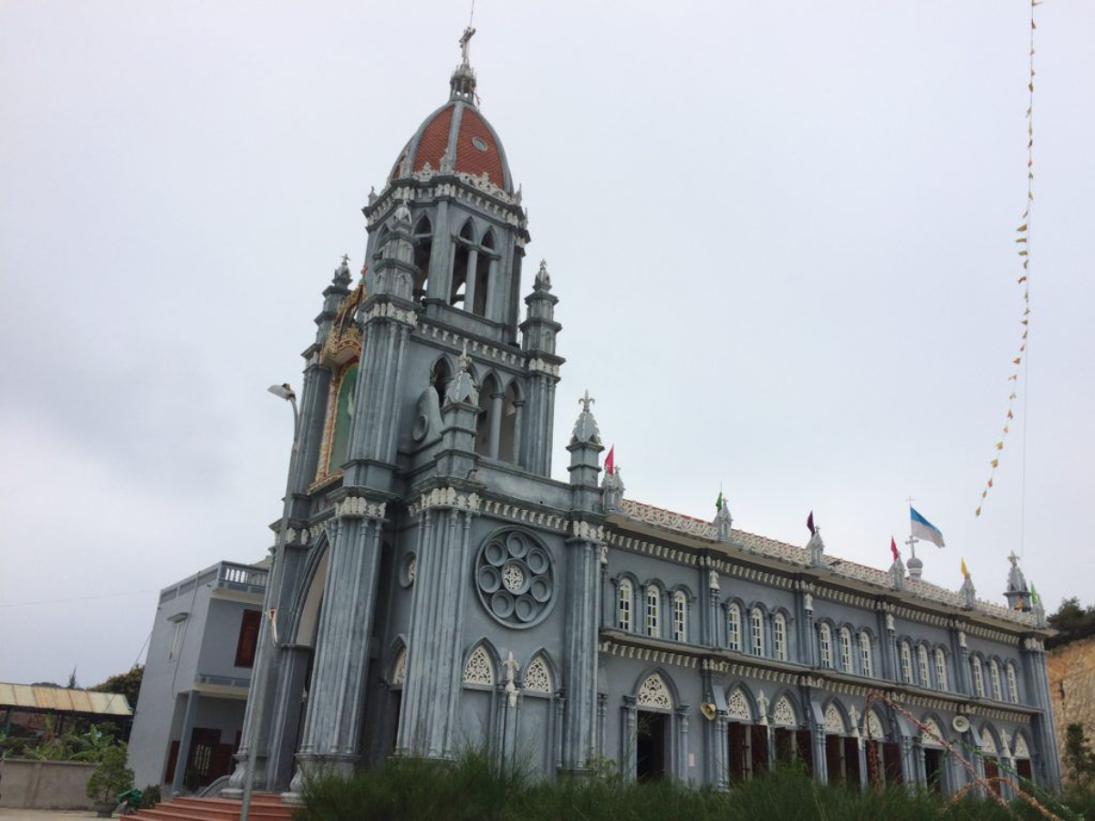 Nhà thờ Cô Tô tọa lạc tại khu 4, đặc khu Cô Tô, ngay trung tâm huyện đảo Quảng Ninh.