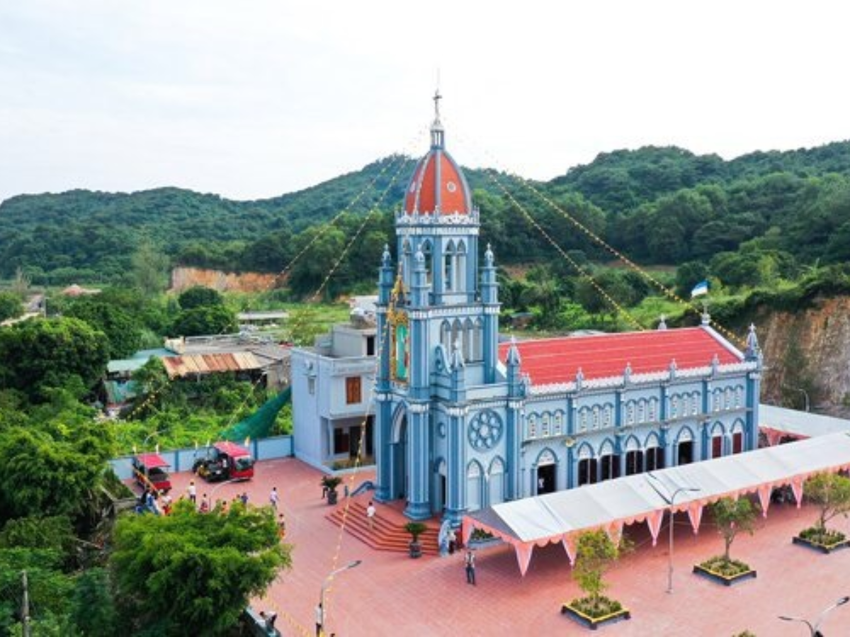 Nhà thờ Cô Tô được xây dựng trên khuôn viên khoảng 3.000m², diện tích công trình gần 280m².