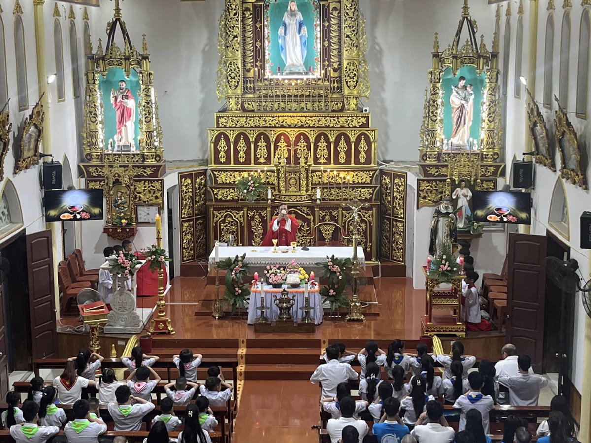 Nhà thờ Cô Tô là nơi sinh hoạt tôn giáo chính của cộng đồng Công giáo trên toàn huyện đảo.