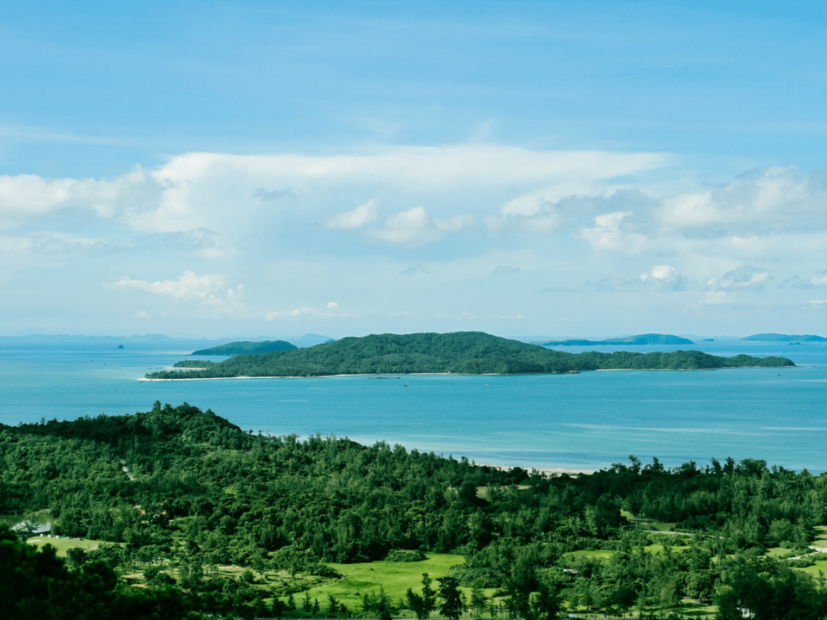 Đảo Cô Tô Con là hòn đảo nhỏ nằm ở phía Bắc đặc khu Cô Tô, tỉnh Quảng Ninh.