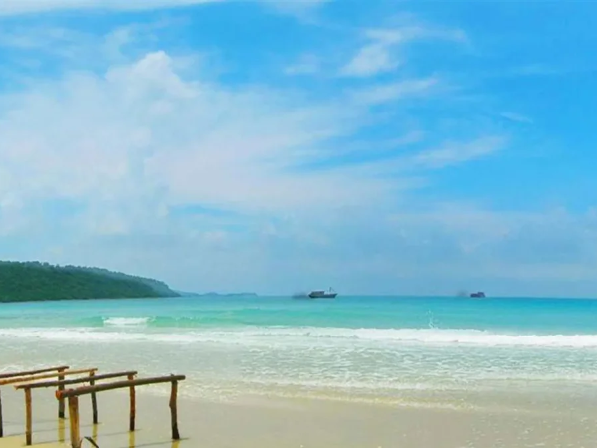 Các bãi biển Cô Tô Con có nước trong xanh, cát trắng mịn và ít tác động du lịch.
