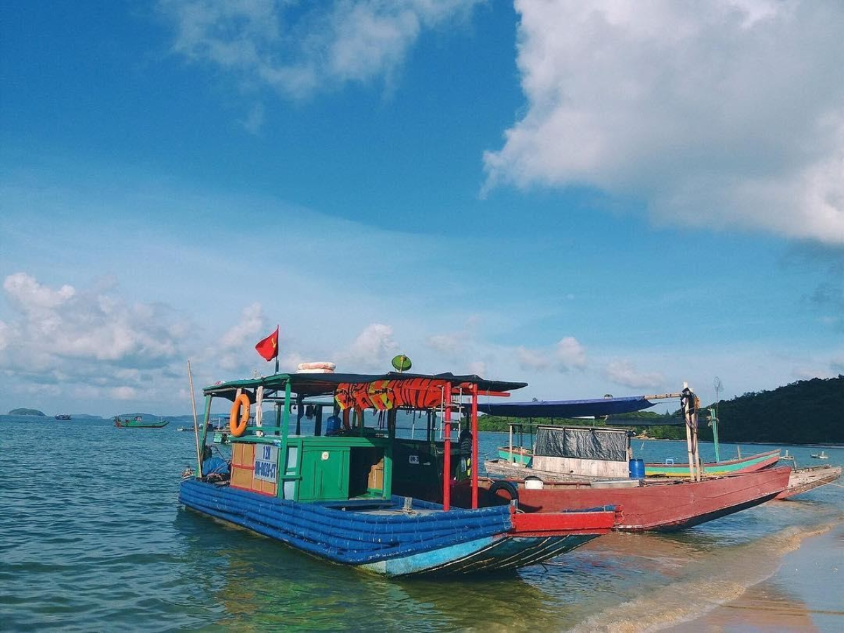 Du khách đi tàu cao tốc từ cảng Cái Rồng ra Cô Tô lớn trước khi sang Cô Tô Con.