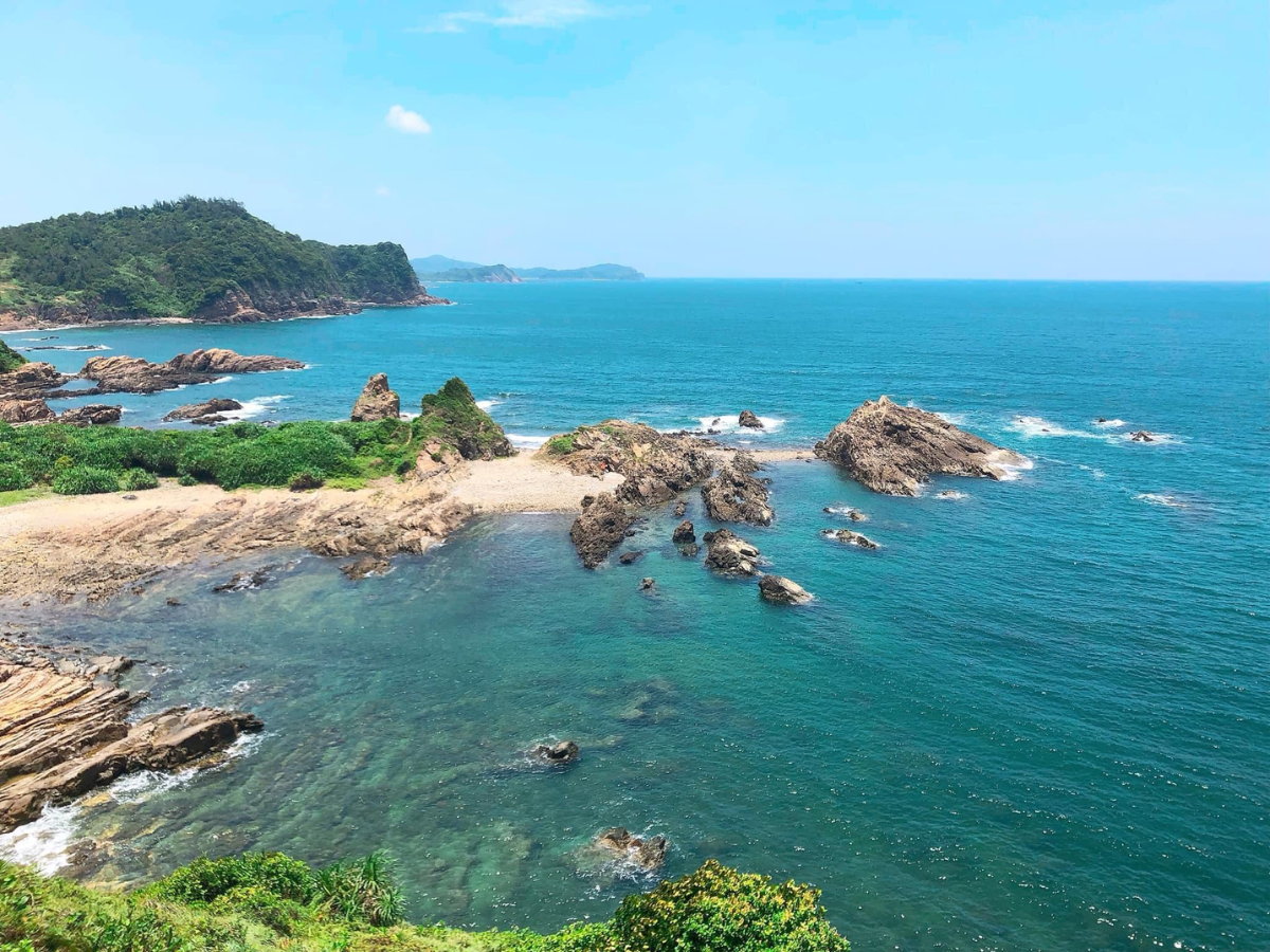 Vùng biển quanh Cô Tô Con có độ trong cao, rất phù hợp lặn ngắm san hô.