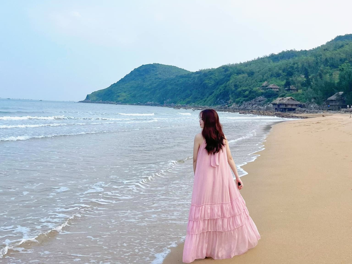 Bãi Nam và bãi Đông nổi bật với nước trong, cát trắng và không gian yên tĩnh.
