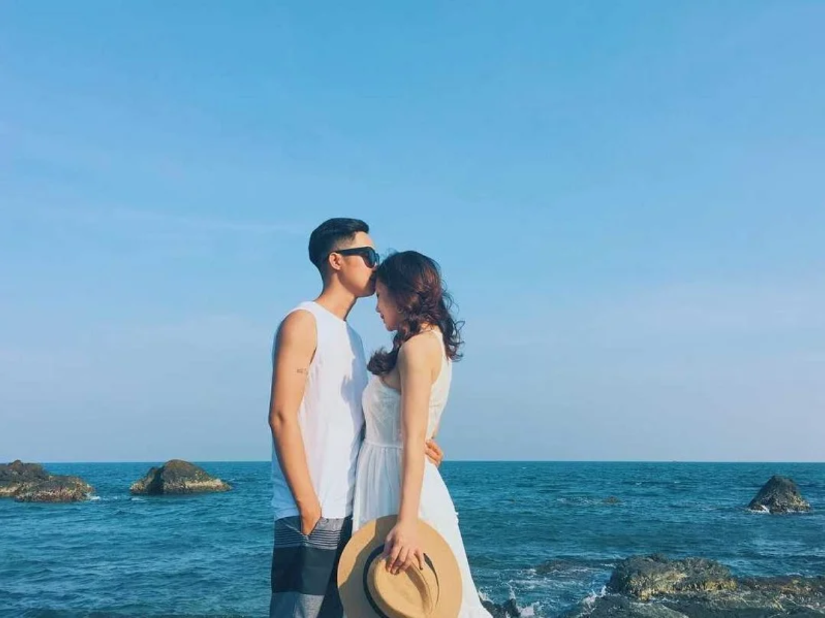 Vẻ đẹp lãng mạn của bãi biển Tình Yêu đến từ nhịp sống chậm rãi và thiên nhiên dịu dàng.
