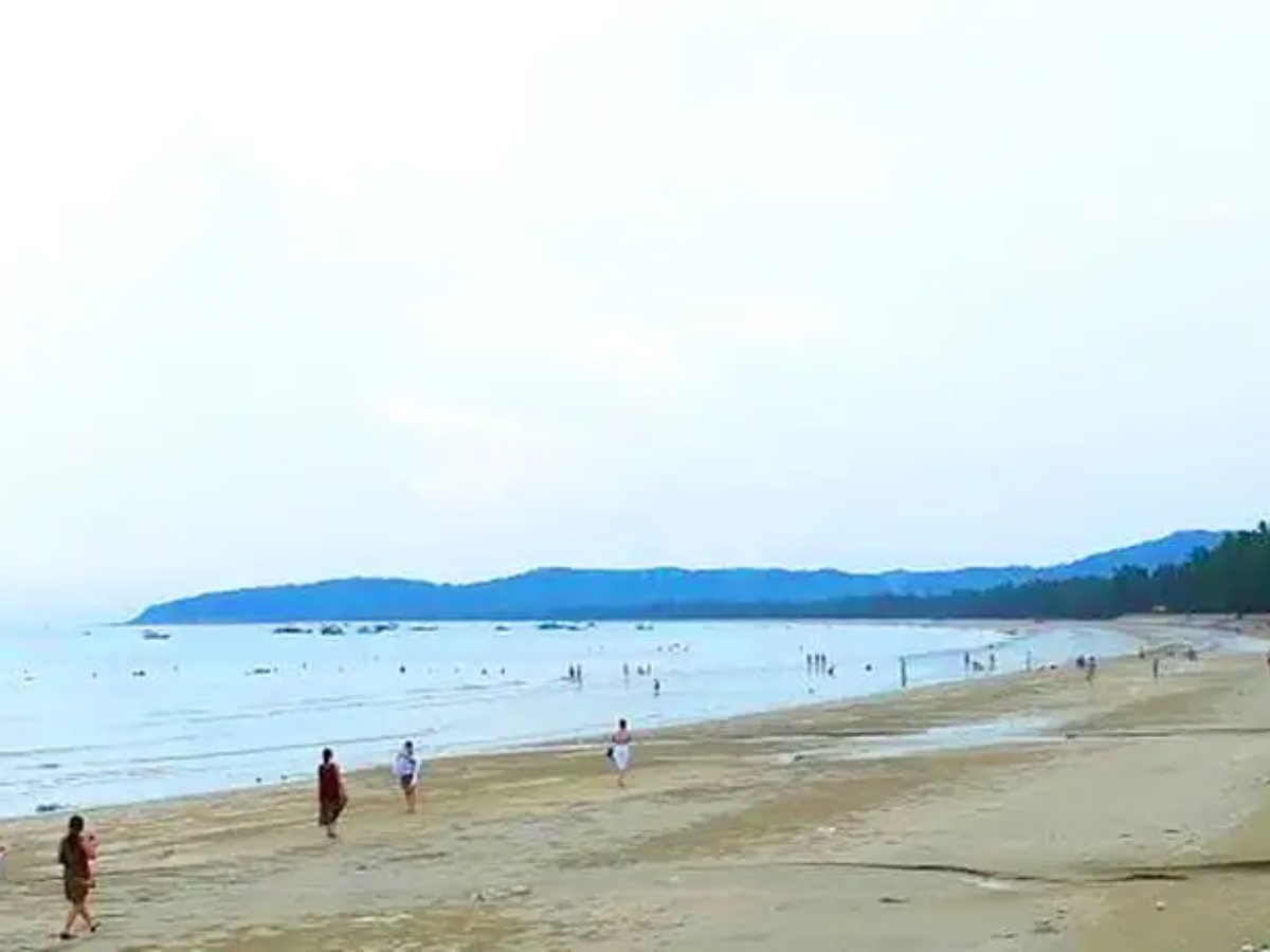 Bãi biển Tình Yêu Cô Tô được đánh giá an toàn, thích hợp cho gia đình có trẻ nhỏ tắm biển.