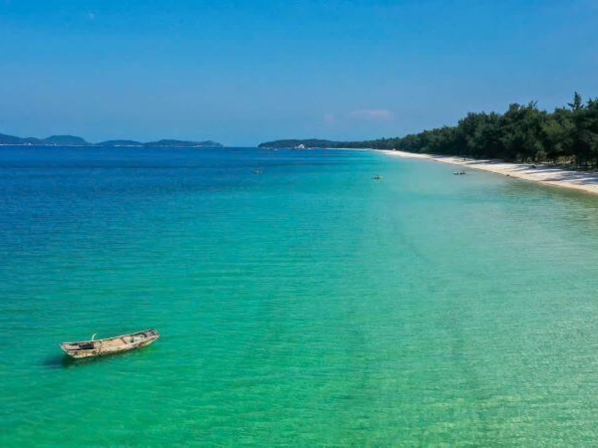Bãi biển Tình Yêu nằm gần trung tâm thị trấn Cô Tô, thuộc khu vực phía Đông Nam của đảo.