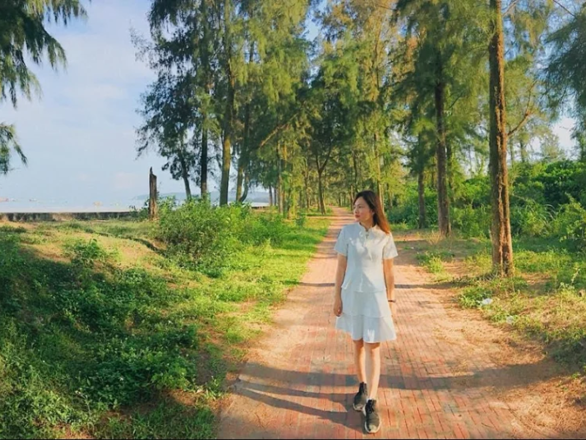 Con đường tình yêu Cô Tô được nhiều du khách yêu thích như một tọa độ check-in ven biển.