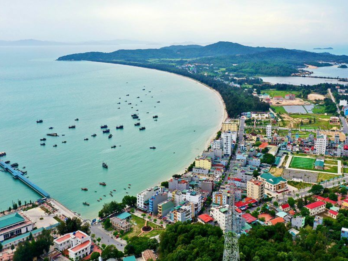 Đảo Cô Tô thuộc Quảng Ninh, cách đất liền khoảng 60 km, nổi bật với biển xanh và hệ sinh thái đa dạng.