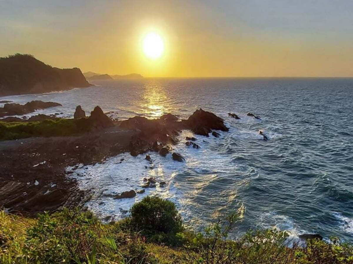 Bình minh và hoàng hôn là thời điểm bãi đá Móng Rồng đẹp và cuốn hút nhất.