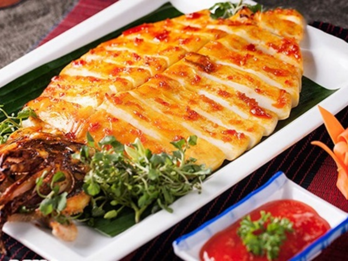 Ẩm thực Cô Tô ghi điểm nhờ nguyên liệu tươi, hương vị biển mộc mạc, dễ cảm nhận.