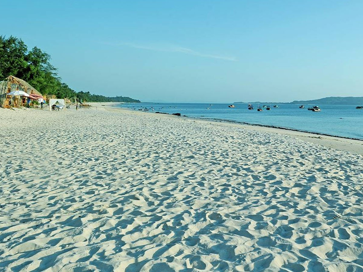 Các bãi biển tại Cô Tô có nước trong, cát mịn và không gian rộng rãi, dễ chịu.