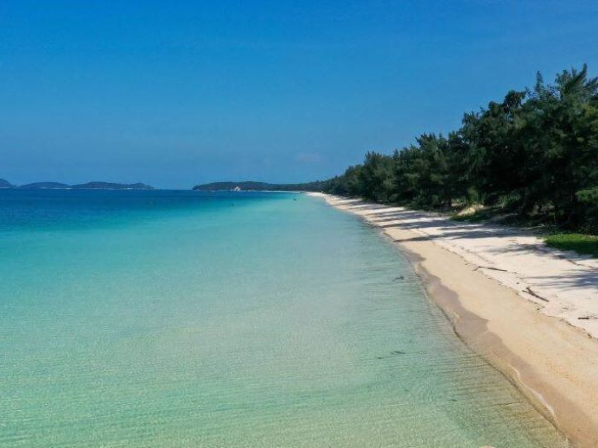 Các bãi biển Cô Tô rộng, nước trong, cát sạch, không gian thoáng cho nhiều hoạt động ngoài trời.