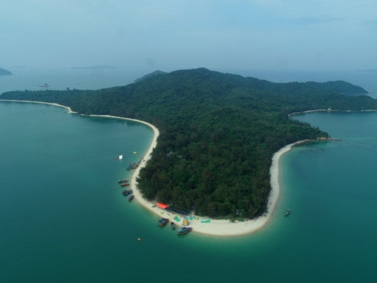 Cô Tô Con sở hữu bãi cát trắng, nước trong, phù hợp bơi lội và nghỉ dưỡng ngắn ngày.