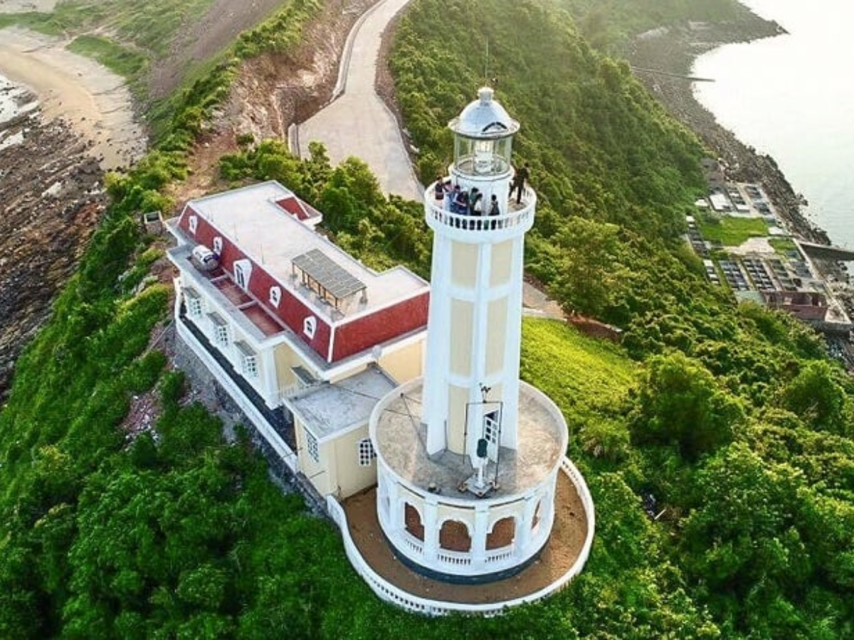 Hải đăng Cô Tô nằm ở vị trí cao nhất, cho phép du khách ngắm trọn cảnh đảo.