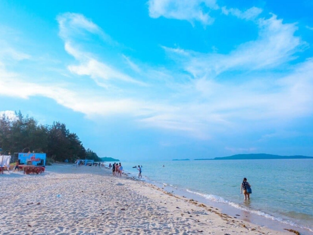 Sau ngày khám phá biển, du khách thường thưởng thức hải sản tươi tại thị trấn Cô Tô.