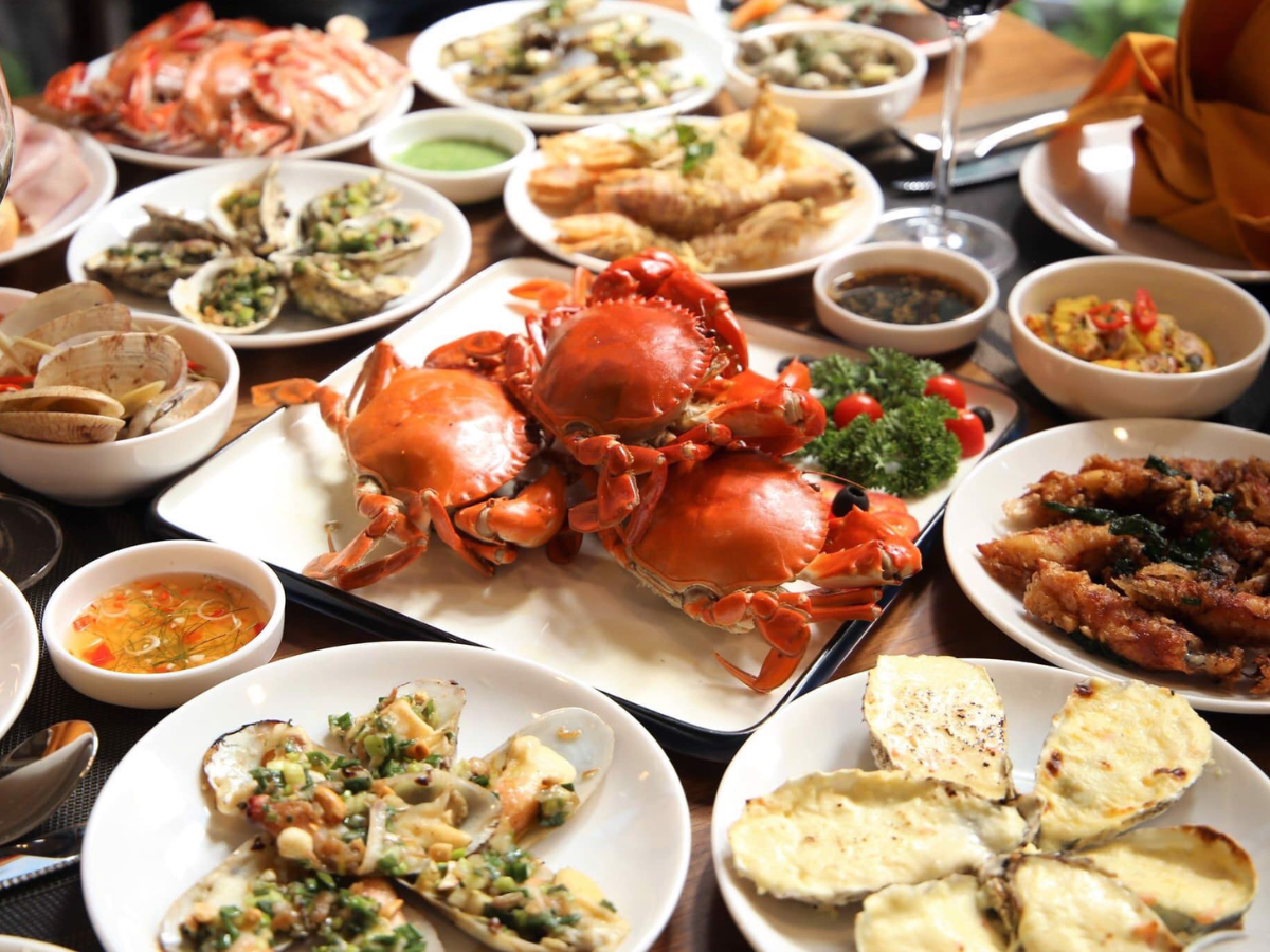 Khu vực cảng Bắc Vàn nổi bật với hải sản tươi, chế biến đơn giản nhưng giữ trọn vị ngọt.