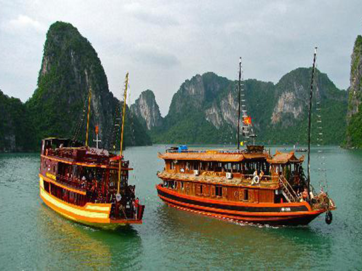 Tàu di chuyển từ Cô Tô Lớn ra Cô Tô Con thường là tàu gỗ hoặc tàu nhỏ, sức chứa hạn chế.