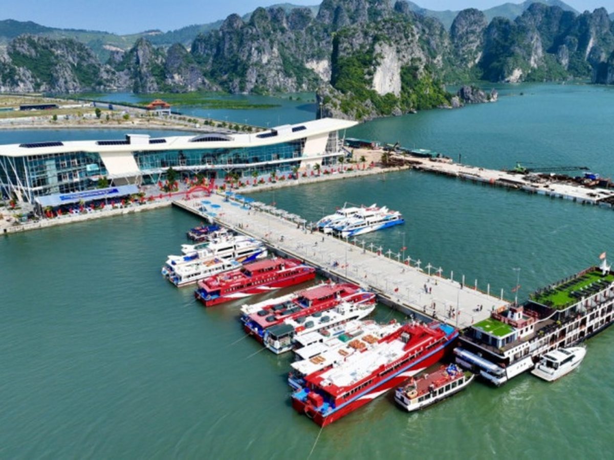 Từ đất liền, du khách thường xuất phát tại cảng Cái Rồng hoặc Ao Tiên thuộc tỉnh Quảng Ninh.