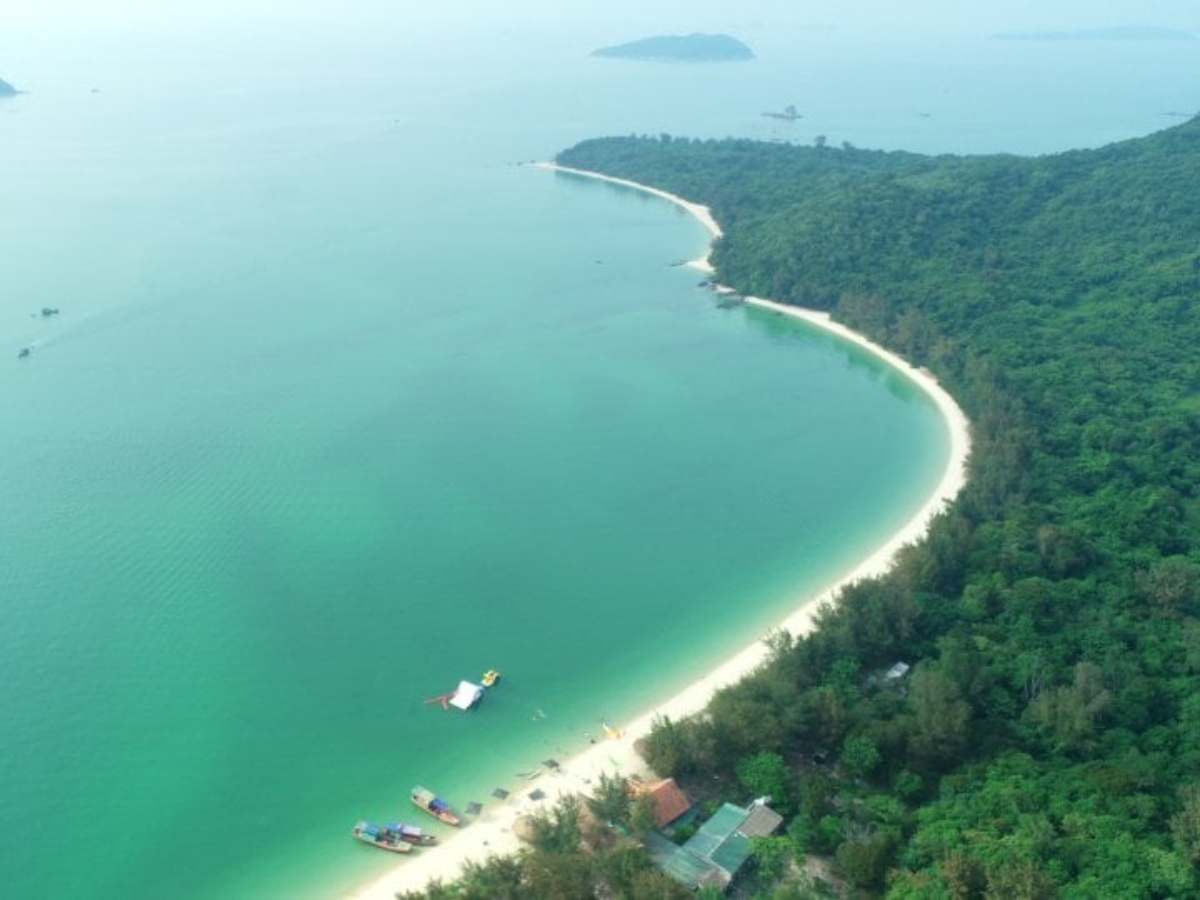 Cô Tô Con thuộc đặc khu Cô Tô, Quảng Ninh, cách đảo Cô Tô Lớn chỉ vài kilomet đường biển.