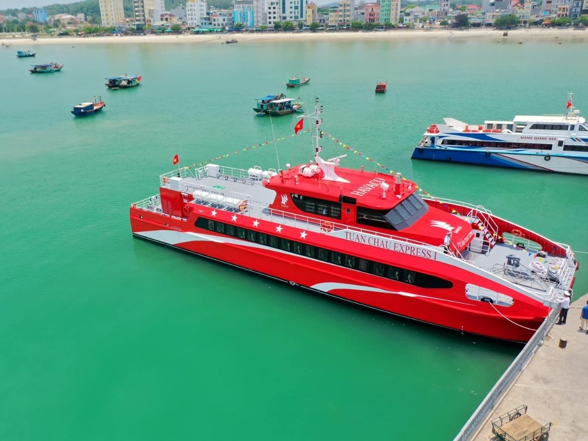 Lịch tàu xuất phát đều đặn mỗi ngày với tàu gỗ vào 6h30 sáng, tàu cao tốc lúc 13h00 từ thứ Hai đến Chủ Nhật.