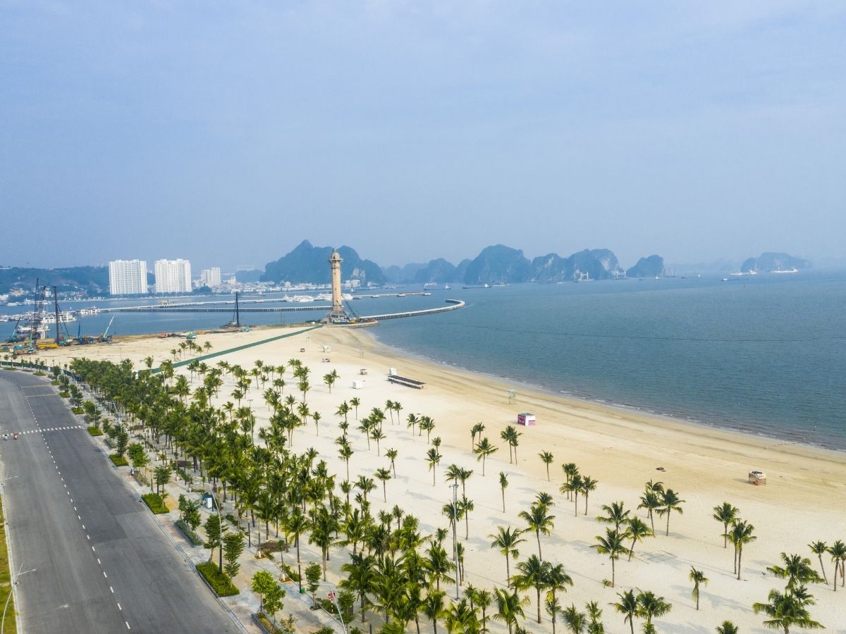 Du lịch Bãi Cháy Quảng Ninh là lựa chọn quen thuộc của nhiều du khách nhờ vị trí trung tâm tại thành phố Hạ Long.