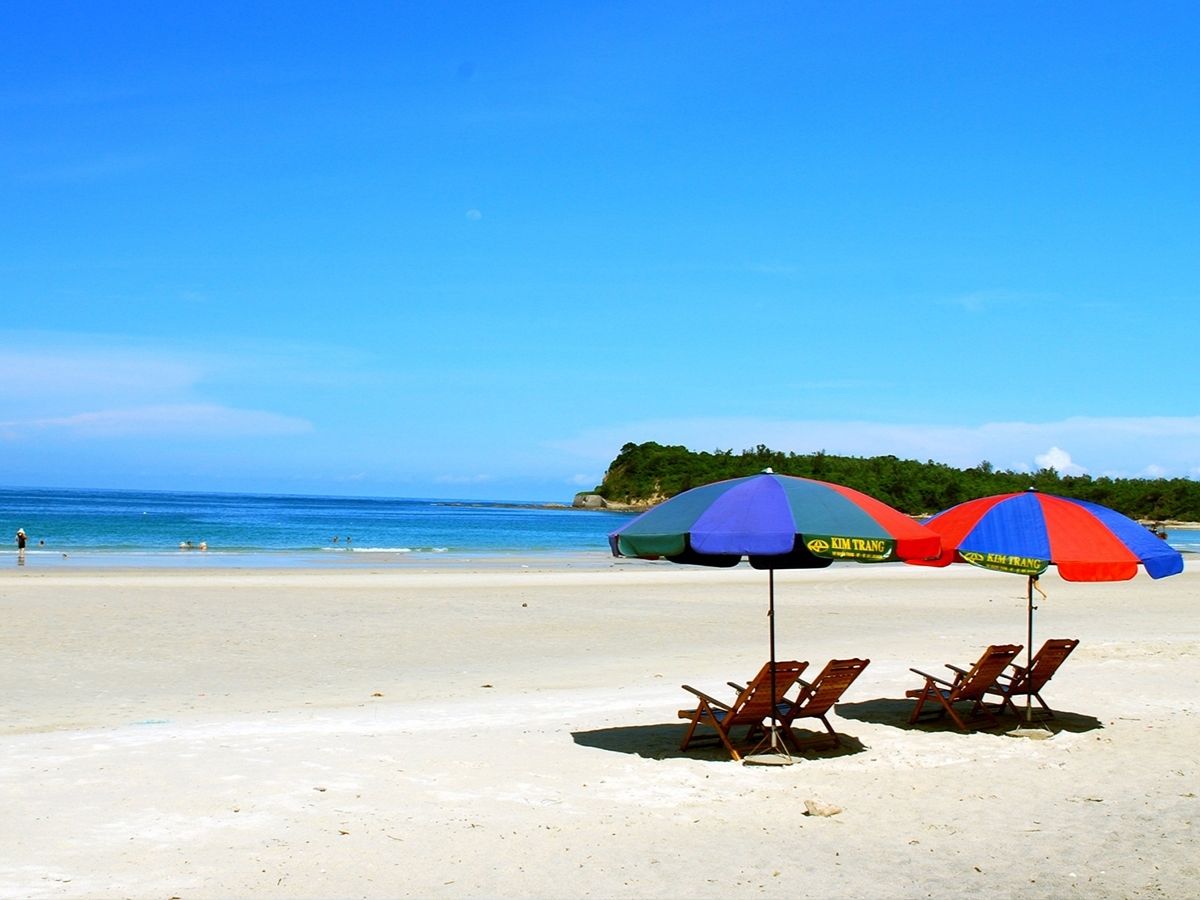 Bãi biển nhân tạo dài 1 km với dải cát mịn cùng làn nước trong xanh được xem là điểm nhấn nổi bật của du lịch Bãi Cháy Quảng Ninh.