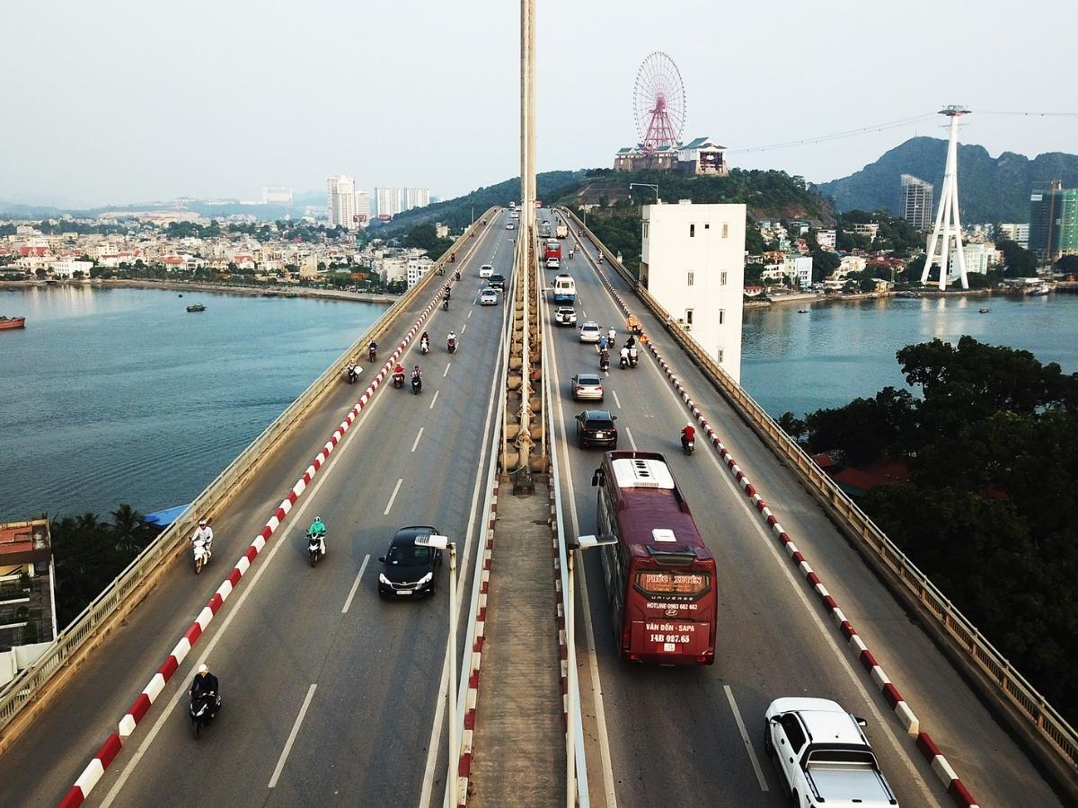 Khi đi lại trên cầu, hãy tuân thủ nghiêm ngặt các quy định an toàn giao thông, không nên đứng gần lan can ngoài khu vực cho phép.