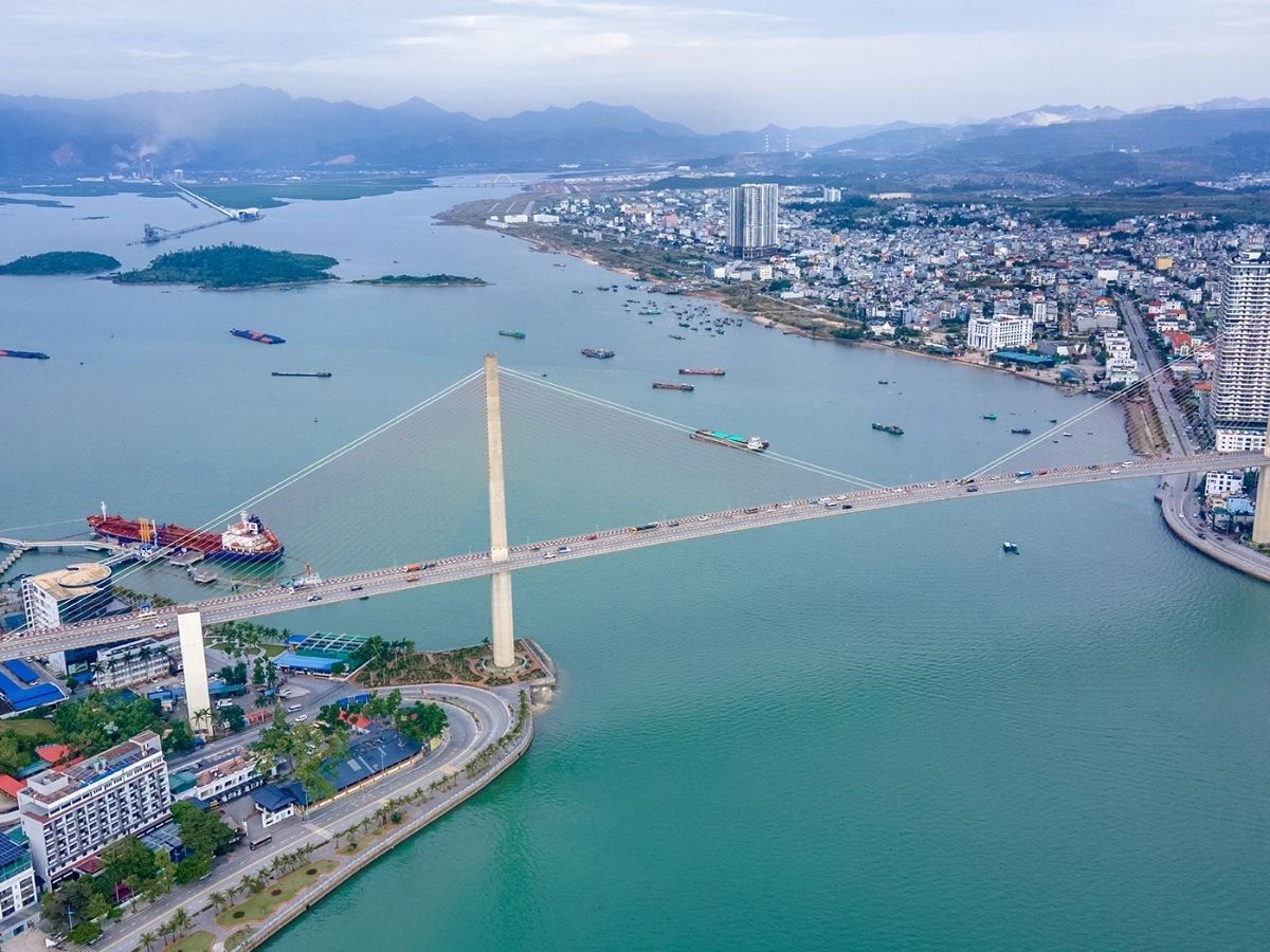 Nằm giữa vùng vịnh Hạ Long nên thơ, cầu Bãi Cháy nổi bật như dải lụa trắng mềm mại vắt qua Quốc lộ 18.
