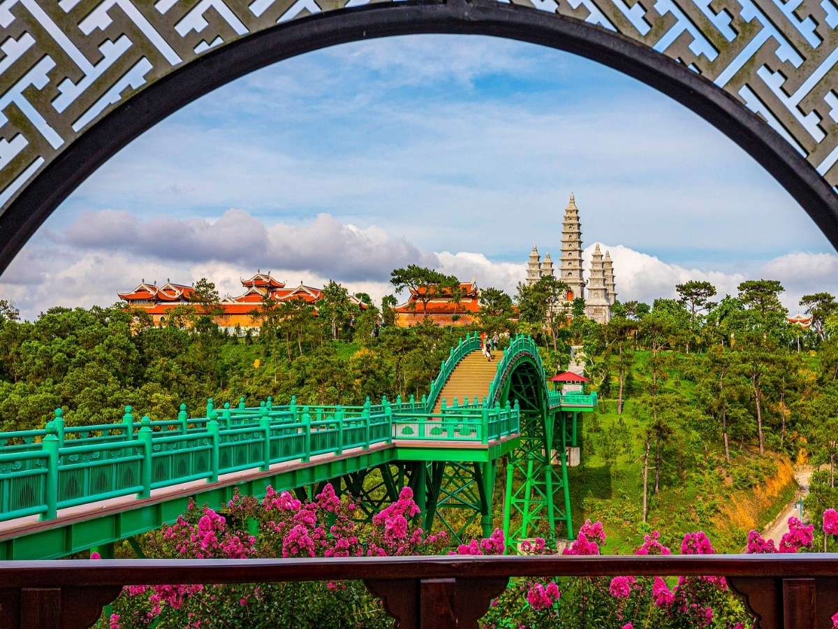 Từ khu du lịch Quảng Ninh Gate đến Sun World Ha Long, thuận lợi để kết hợp tham quan hai điểm đến nổi tiếng trong một chuyến đi.