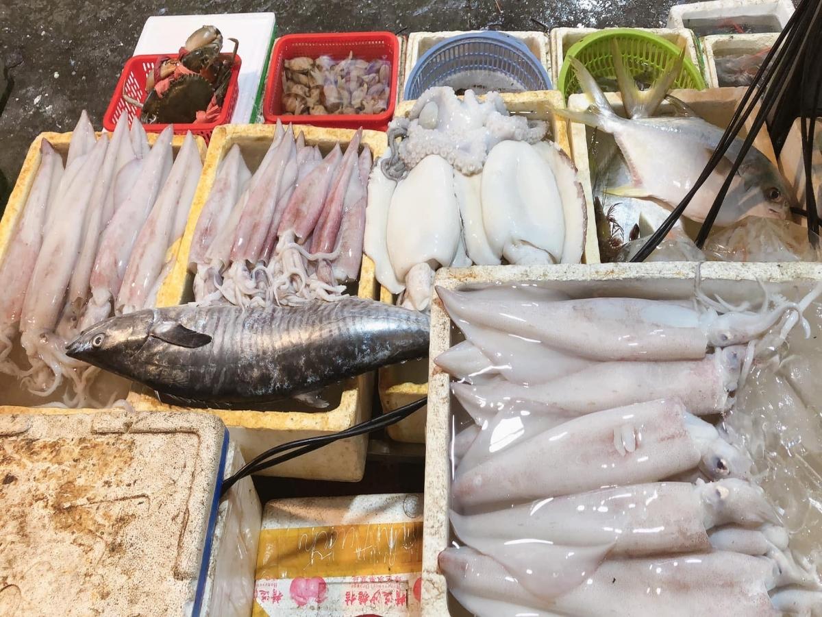 Nhắc tới du lịch Cẩm Phả ăn gì, hải sản tươi sống luôn là lựa chọn đầu tiên không thể bỏ qua.
