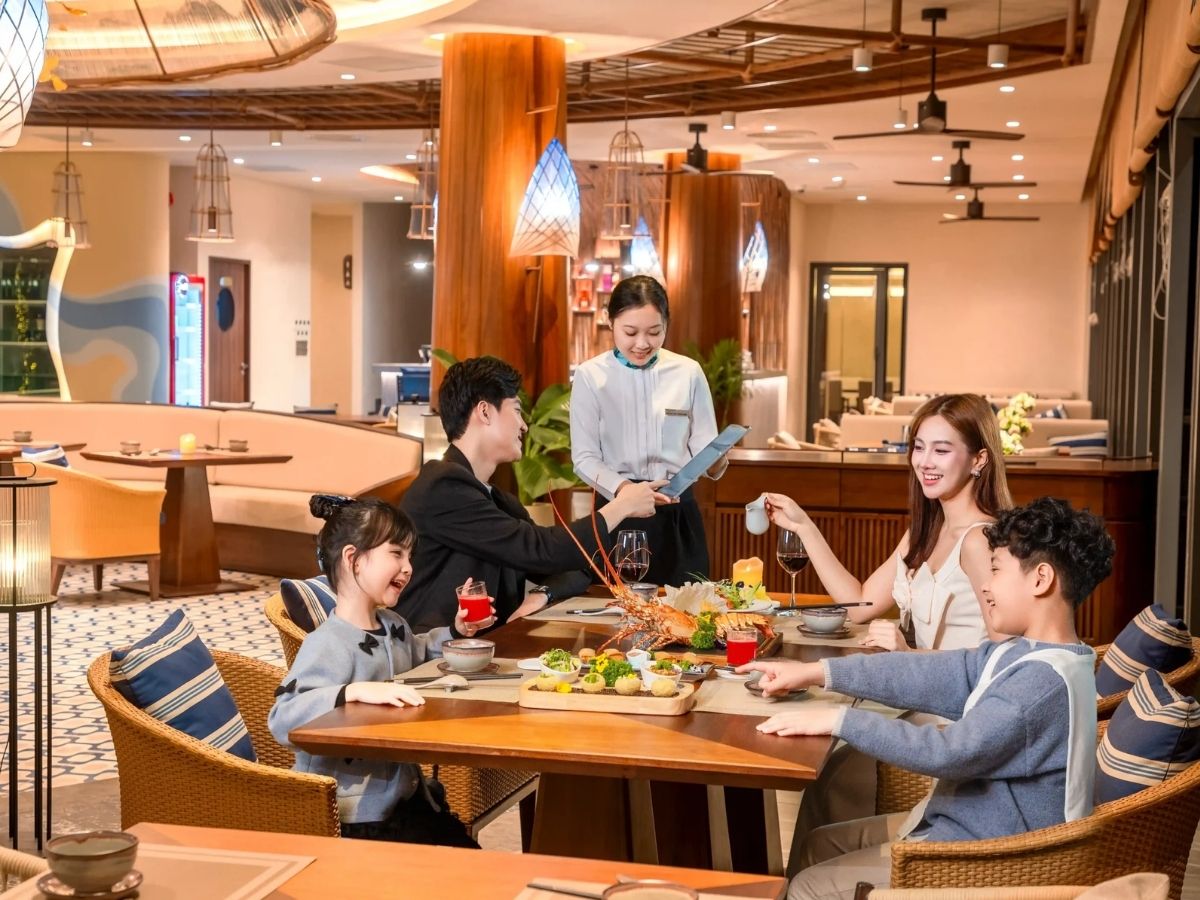 Chọn các điểm đông khách địa phương để đảm bảo chất lượng và giá hợp lý.