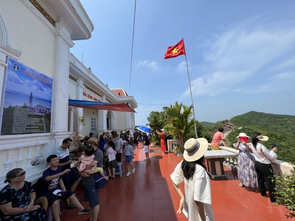 Từ đỉnh Hải đăng Vĩnh Thực, du khách có thể chiêm ngưỡng không gian rộng lớn của biển trời với cảnh sắc hùng vĩ khó phai.