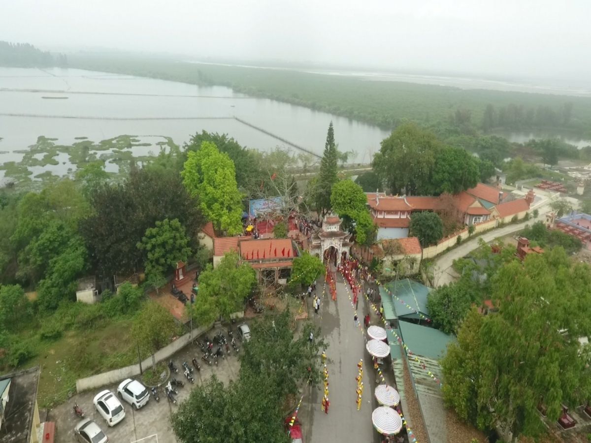 Ngôi đền thờ Thiên Hậu Thánh Mẫu vị thần bảo hộ cho những chuyến đi biển và hoạt động buôn bán đường thủy.