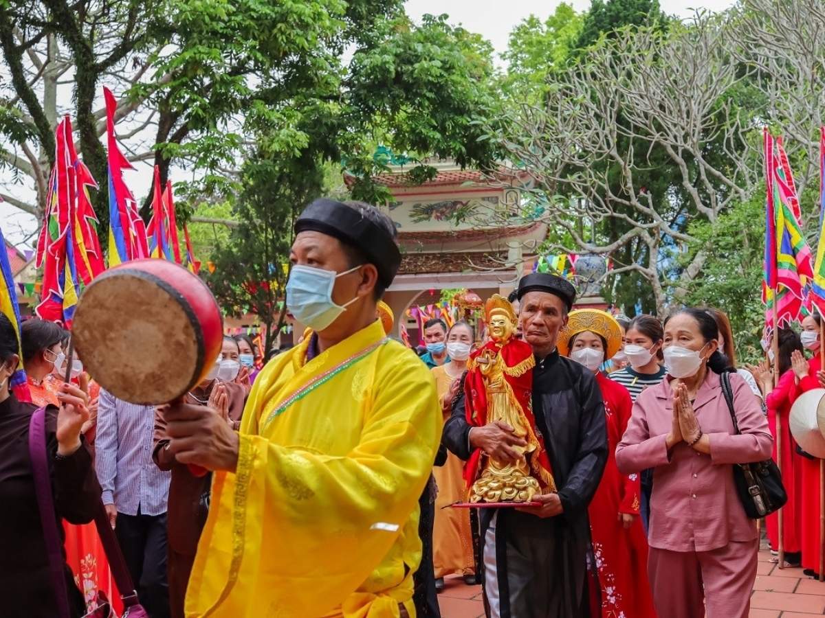 Vào những ngày diễn ra lễ hội, người dân Trà Cổ đang sinh sống ở khắp nơi cùng du khách thập phương đều sửa soạn mâm lễ dâng lên Thiên Hậu Thánh Mẫu.
