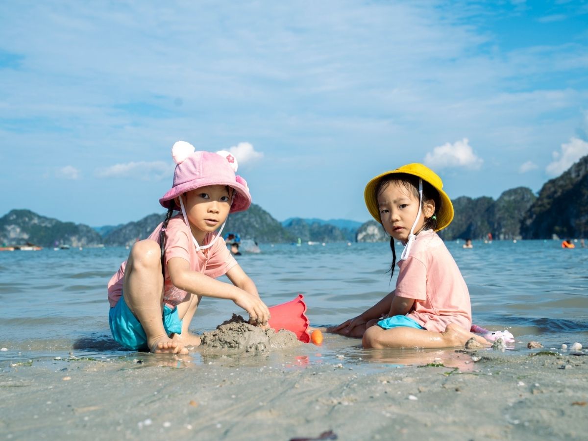 Bãi biển Đầu Đông với làn nước biển trong xanh và không gian yên ả