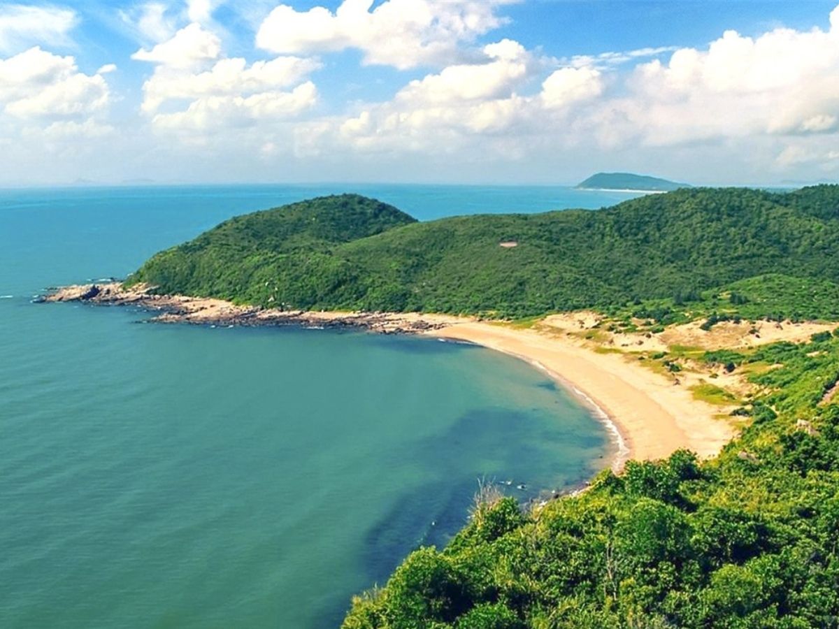 Bãi biển Đầu Đông với bờ cát kéo dài và cảnh quan thiên nhiên hoang sơ