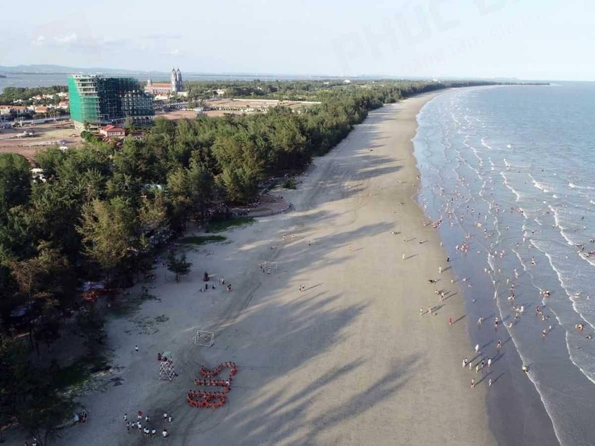 Bãi biển Trà Cổ với dải cát trắng phẳng mịn và làn nước biển trong xanh