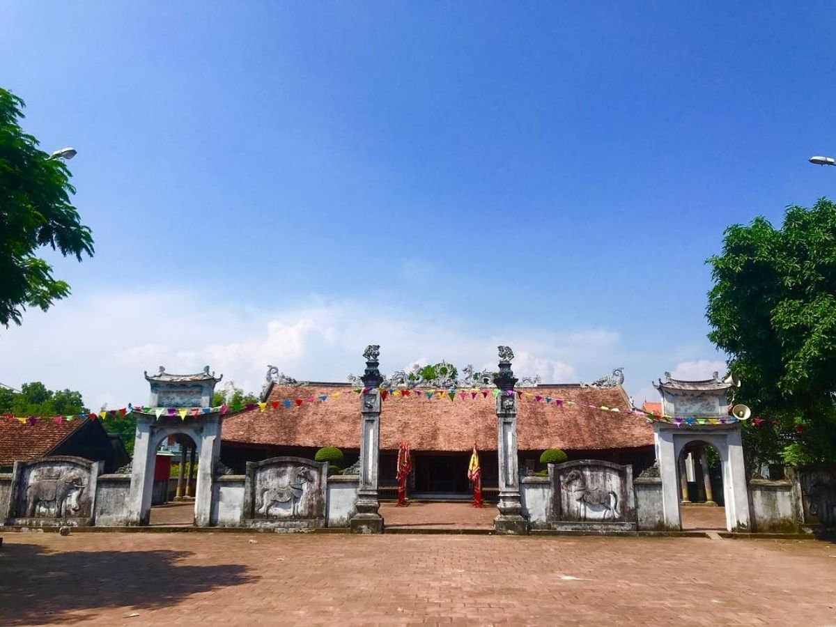 Du khách tham quan Đình Trà Cổ với trang phục nghiêm túc và kín đáo