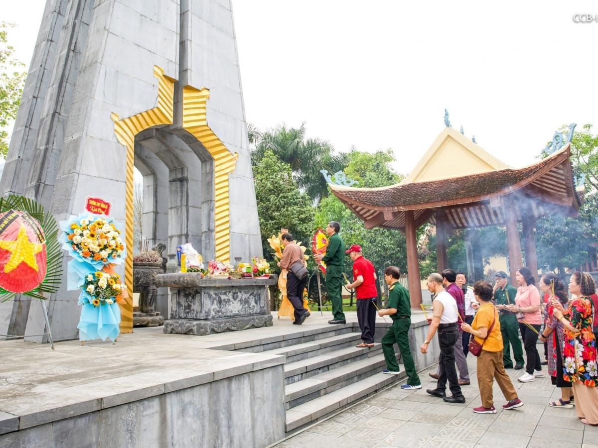 Trong khuôn viên Đài tưởng niệm Pò Hèn có hai nhà bia được xây dựng để lưu danh 86 liệt sĩ đã hy sinh trên mảnh đất này.