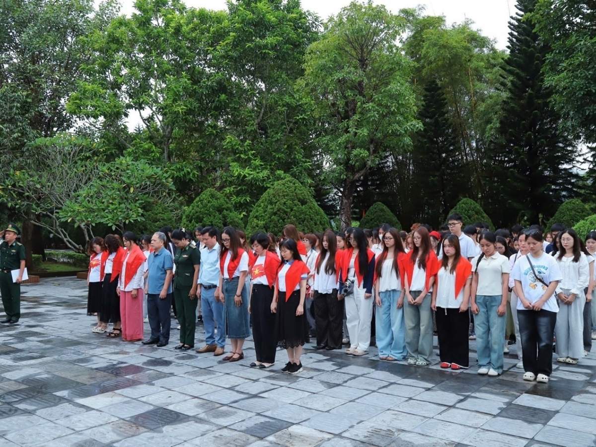 Lễ dâng hương không chỉ đơn thuần là một nghi thức mà còn là dịp để mỗi người suy ngẫm, trân trọng những giá trị thiêng liêng của cuộc sống hôm nay.