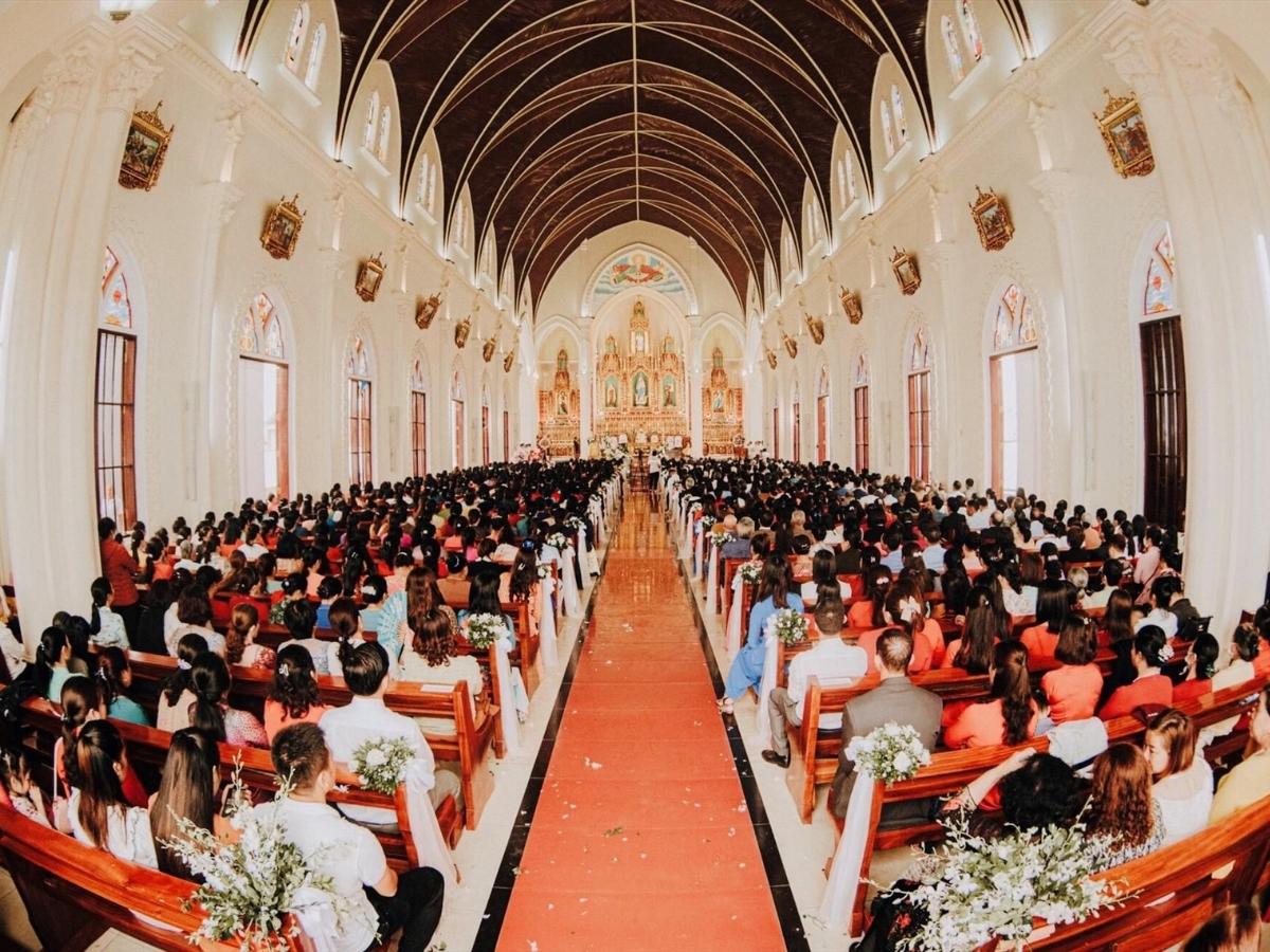Khi bước vào bên trong nhà thờ Trà Cổ, du khách sẽ cảm nhận được sự choáng ngợp trước không gian rộng lớn.