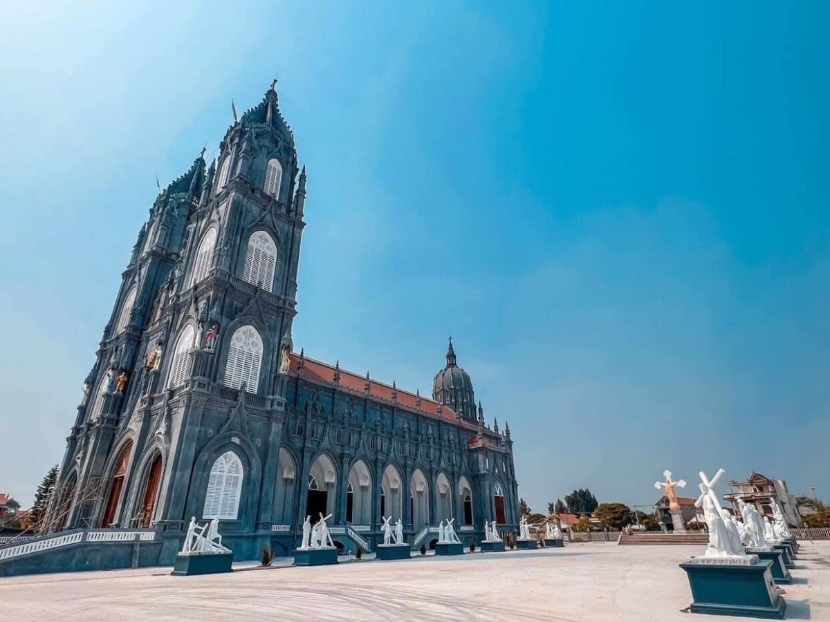 Sức hút nổi bật của nhà thờ Trà Cổ nằm ở sự hòa quyện tinh tế giữa kiến trúc Gothic phương Tây và các yếu tố văn hóa bản địa.