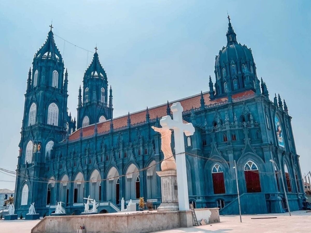 Quy mô của nhà thờ Trà Cổ thể hiện rõ qua diện tích, với mặt tiền quay về hướng Nam, nổi bật giữa không gian vùng biển Đông Bắc.